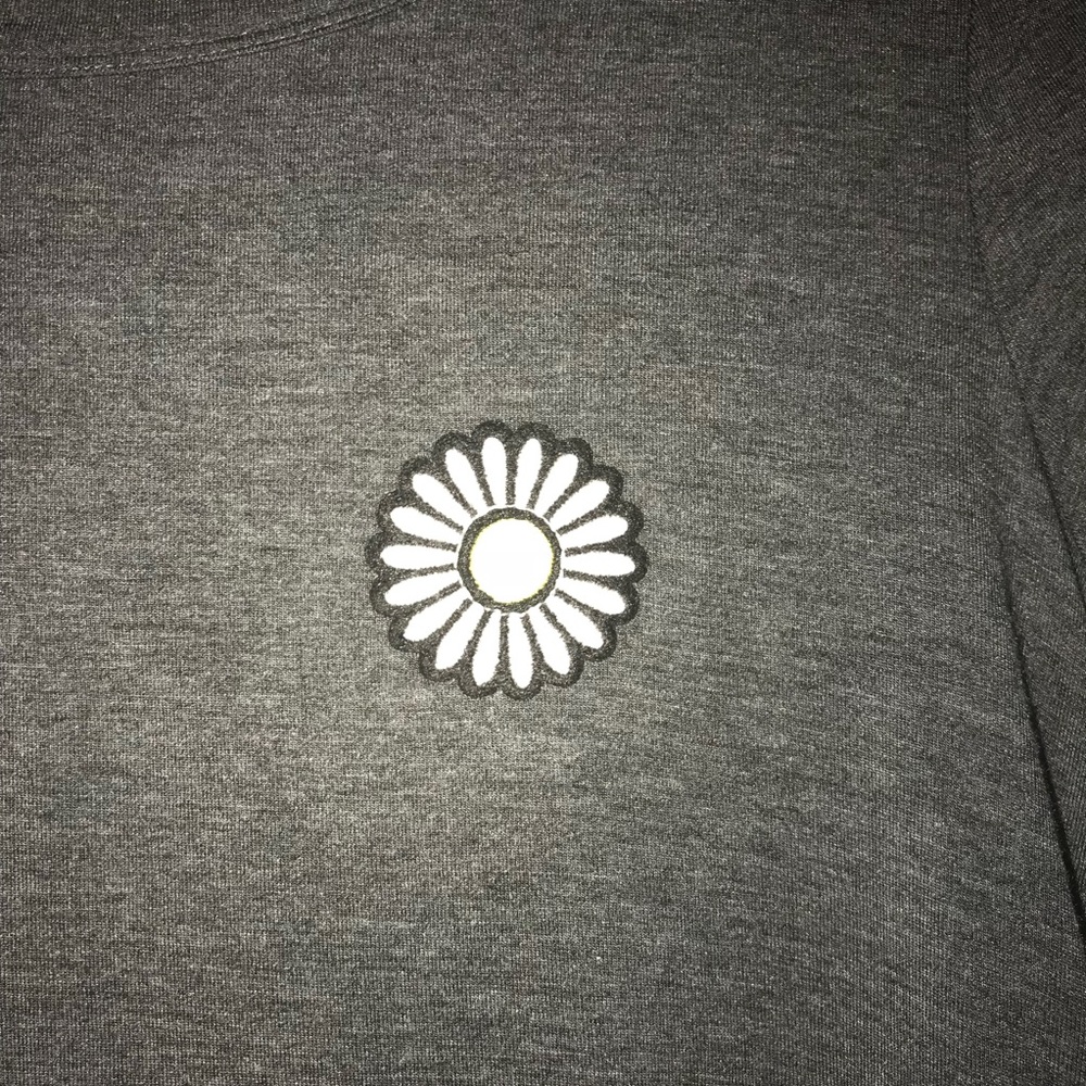 Grey flower patch tee - Picture 2 of 3